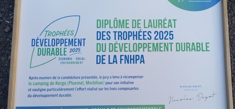 Diplôme des Trophées 2025 du développement durable de la FNHPA remis au camping de Kergo